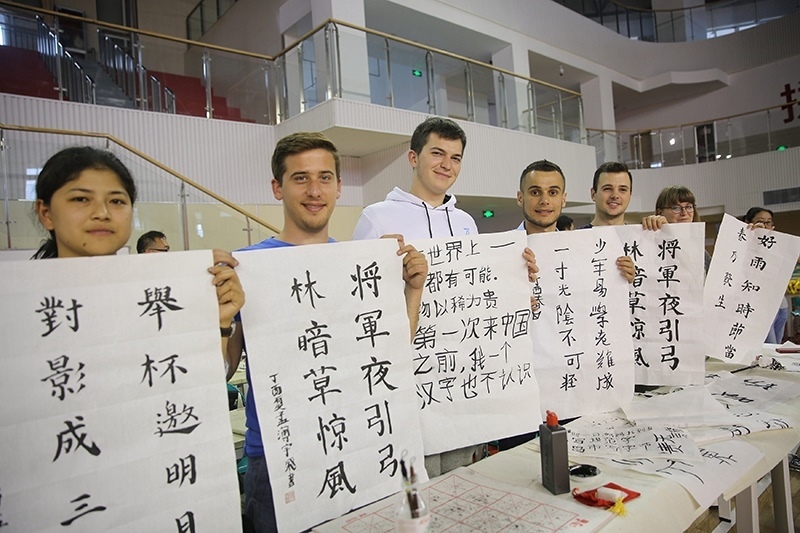 2017年6月5日，來自青島大學(xué)和中國石油大學(xué)（華東）的外國留學(xué)生在展示現(xiàn)場完成的書法作品。