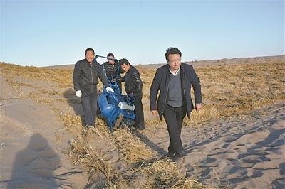 徐先英（右一）帶隊(duì)在沙漠腹地試驗(yàn)新型手扶式小沙障機(jī)。受訪(fǎng)者供圖