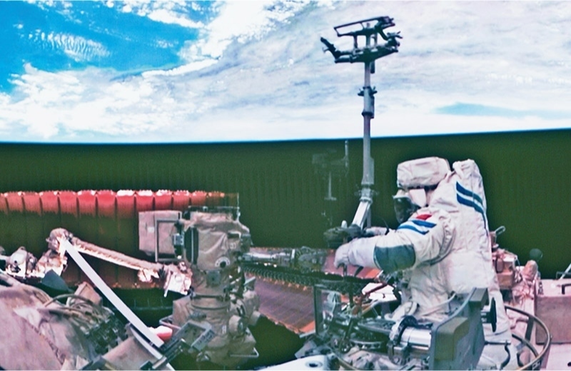 黨的十八大以來，我國科技事業(yè)取得歷史性成就、發(fā)生歷史性變革，科技自立自強成果持續(xù)涌現(xiàn)。圖為2024年7月3日在北京航天飛行控制中心拍攝的神舟十八號航天員李聰在空間站組合體艙外作業(yè)的畫面。 新華社記者 郭中正/攝