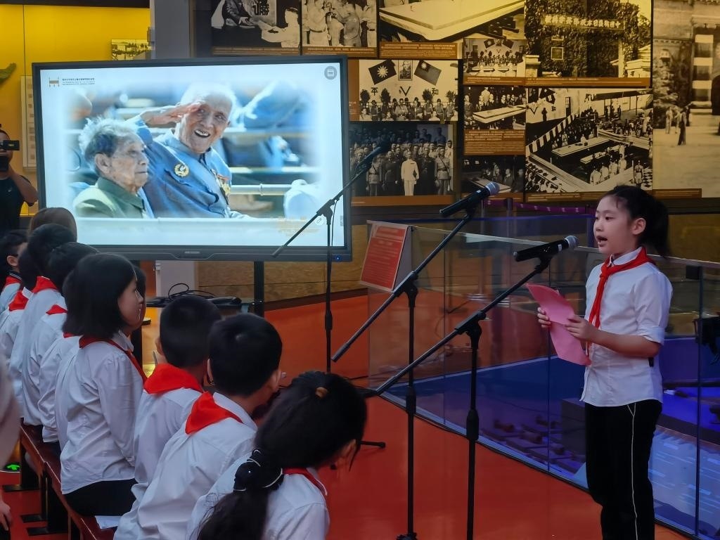 南京市科睿小學二年級學生章若初為大家講述抗戰(zhàn)老兵手印的故事。 新華社記者 邱冰清 攝