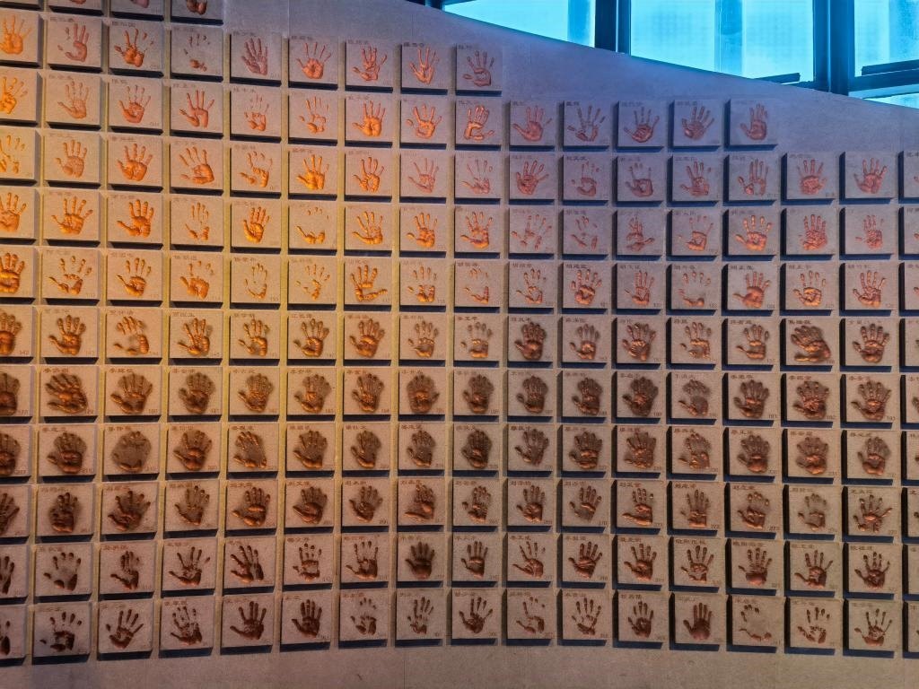 圖為侵華日軍南京大屠殺遇難同胞紀念館“三個必勝”展廳排列的648個鮮紅的手?。ň植浚Ｐ氯A社記者 邱冰清 攝