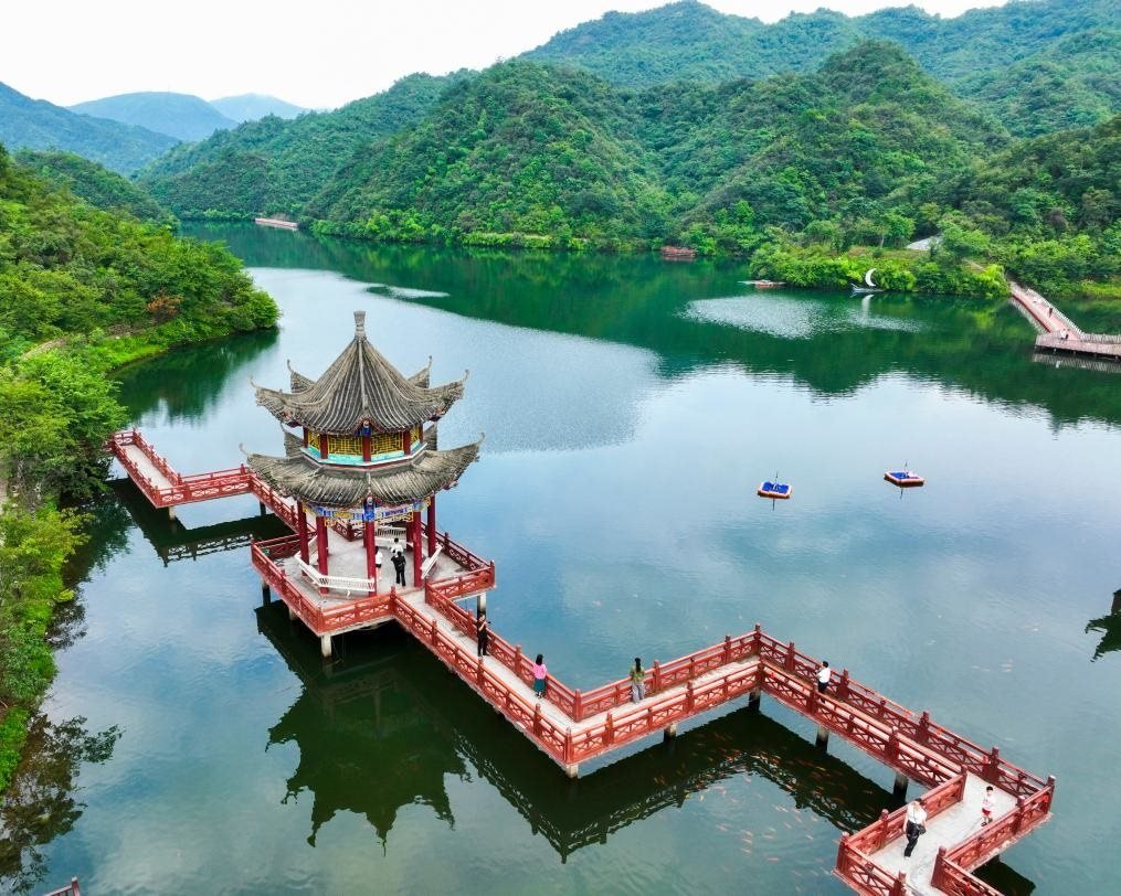 2024年8月11日，游客在湖南省雙牌縣陽(yáng)明山國(guó)家森林公園萬(wàn)和湖休閑游玩。新華社發(fā)（周秀魚春攝）