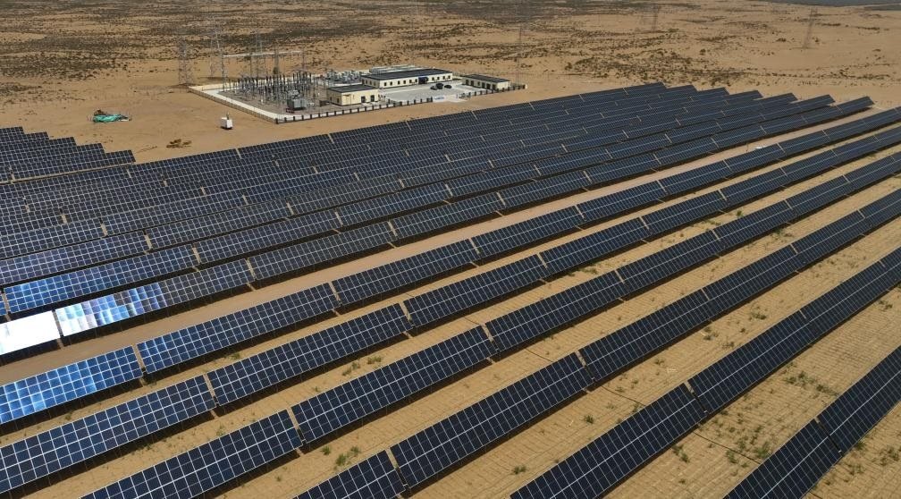 這是2024年5月16日拍攝的內(nèi)蒙古巴彥淖爾市磴口縣烏蘭布和沙漠光伏基地。新華社記者李云平攝