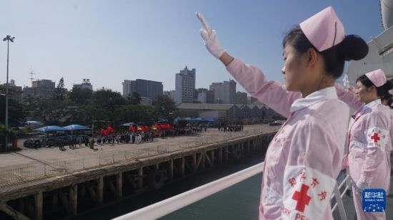 當?shù)貢r間8月16日上午10時許，執(zhí)行“和諧使命-2024”任務(wù)的中國海軍“和平方舟”號醫(yī)院船圓滿結(jié)束對莫桑比克的訪問，駛離馬普托港，前往本次任務(wù)第五站南非。新華社發(fā)（曹春耀 攝）