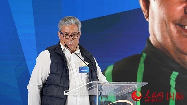 茨瓦尼市市長委員會成員漢內(nèi)斯·科茲致辭。人民網(wǎng) 張茜攝