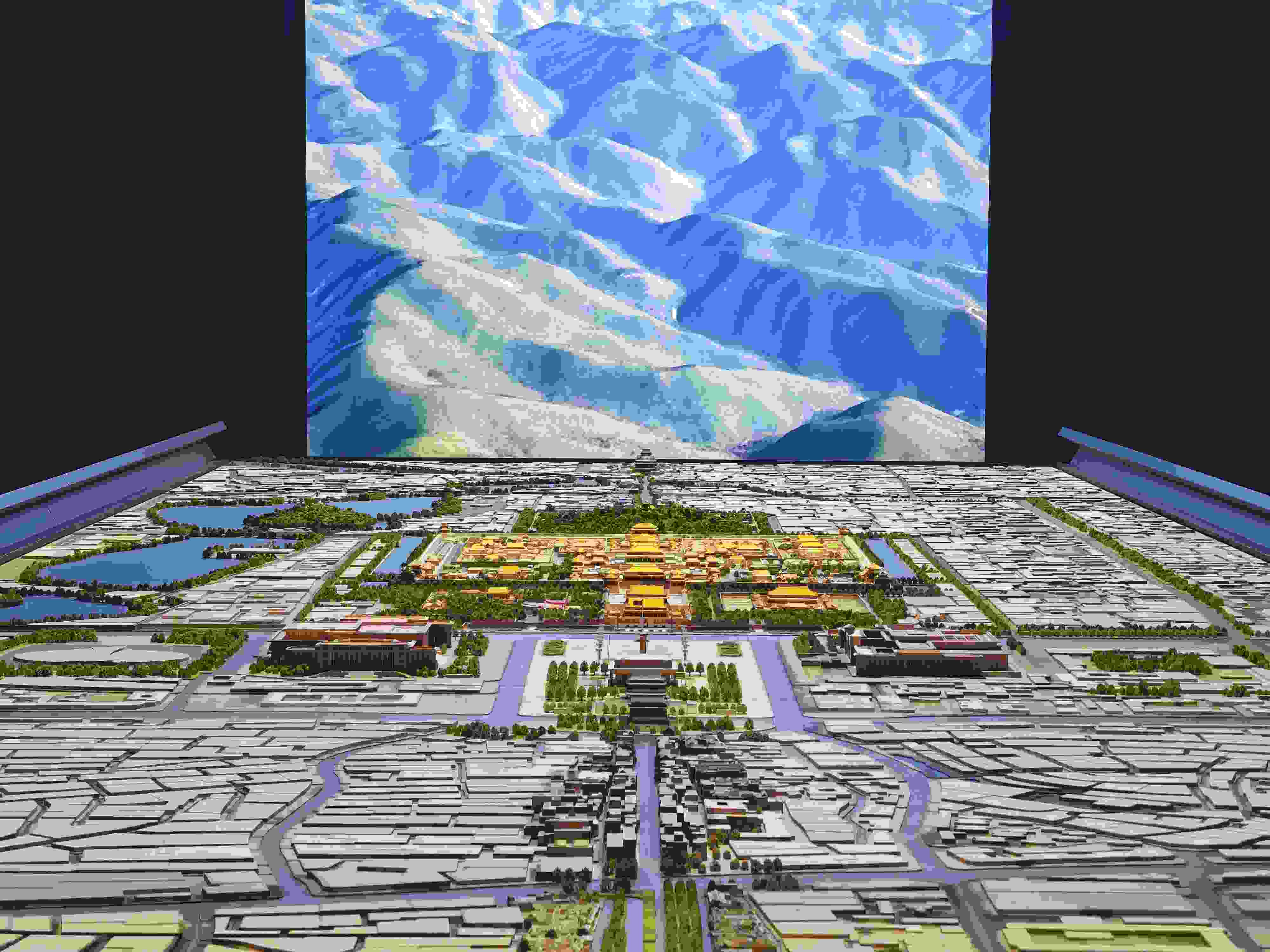 2023年3月，北京首都博物館精心制作的16米長中軸線沙盤，配以立體投影技術(shù)，展現(xiàn)了北京中軸線之壯美。