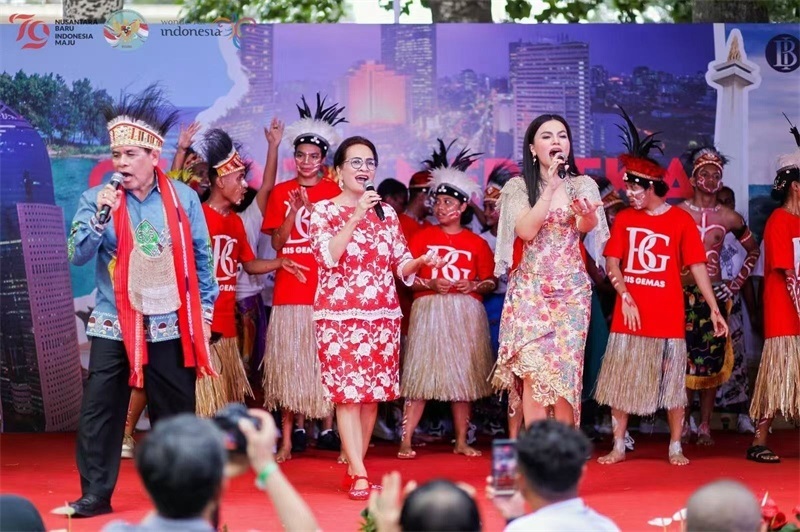 大使夫婦與演員一起共唱《明天會(huì)更好》。