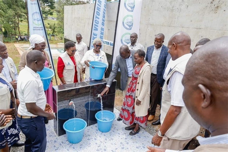 肯尼亞總統(tǒng)魯托考察南迪山供水項(xiàng)目設(shè)備運(yùn)行情況。中鐵十局供圖
