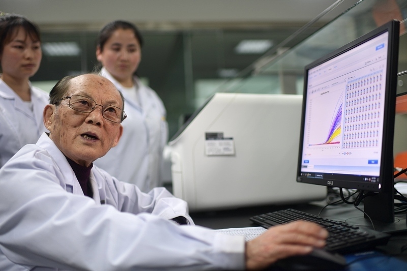 2021年6月17日，吳天一（前）在青海西寧的實(shí)驗(yàn)室內(nèi)和學(xué)生討論。