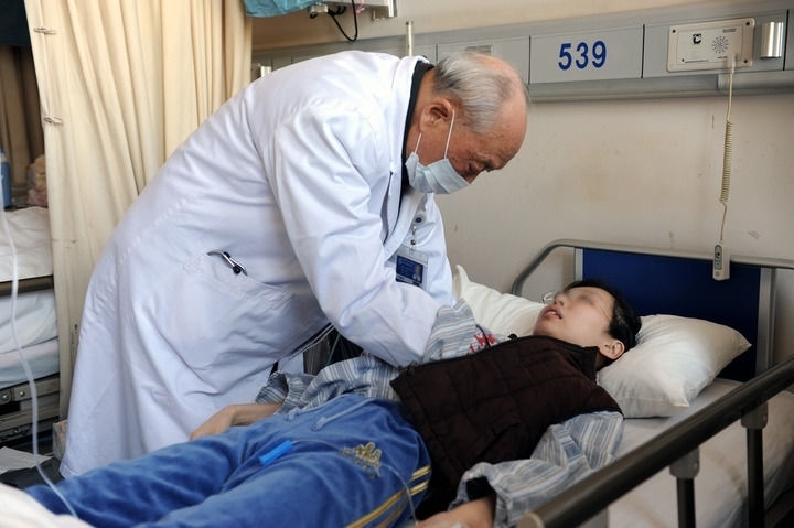 瑞金醫(yī)院終身教授王振義在上海瑞金醫(yī)院為病人看病（資料照片）。 新華社發(fā)