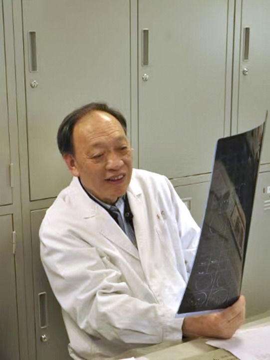 復(fù)旦大學(xué)附屬華山醫(yī)院感染科終身教授翁心華在工作（資料照片）。 新華社發(fā)