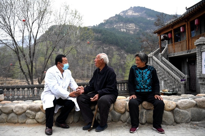 2020年4月15日，在河北阜平縣龍泉關(guān)鎮(zhèn)駱駝灣村，村醫(yī)霍建國(guó)為村民把脈。