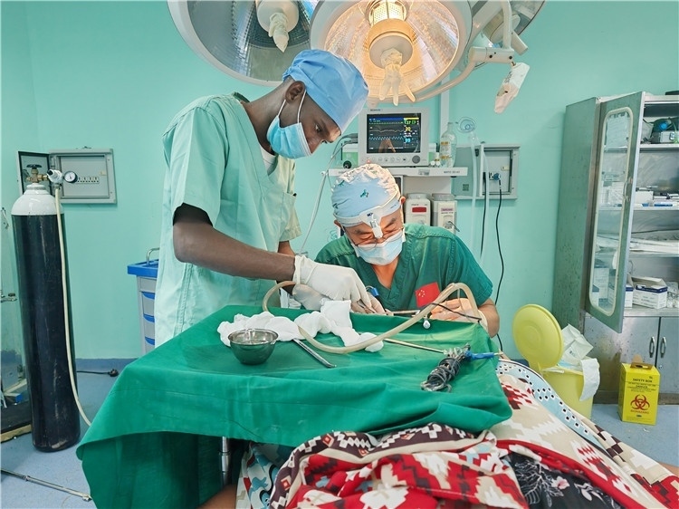 李廣醫(yī)生與當(dāng)?shù)蒯t(yī)生在做手術(shù)中。中國(guó)援桑醫(yī)療隊(duì)供圖