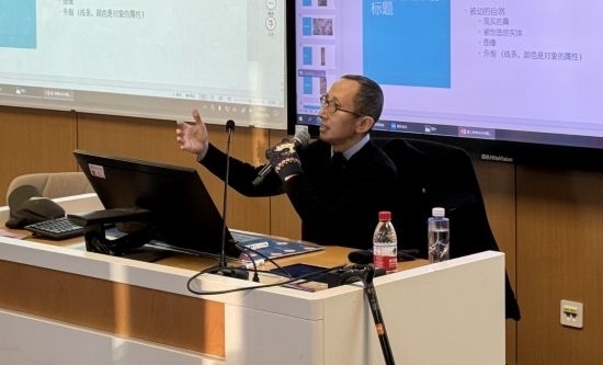 從去年秋天起，還在治療中的朱銳就堅(jiān)持給本科生開課。（受訪者供圖）