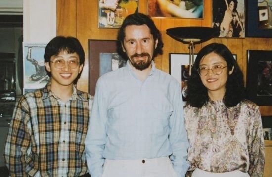 1992年，朱銳（左）赴美國杜蘭大學(xué)攻讀心靈哲學(xué)與認(rèn)知科學(xué)，師從心靈哲學(xué)和認(rèn)知科學(xué)家Radu Bogdan（中），右為朱銳師姐、北師大教授田平。