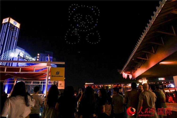 當?shù)孛癖娪^看無人機表演。人民網(wǎng)記者 宋亦然攝