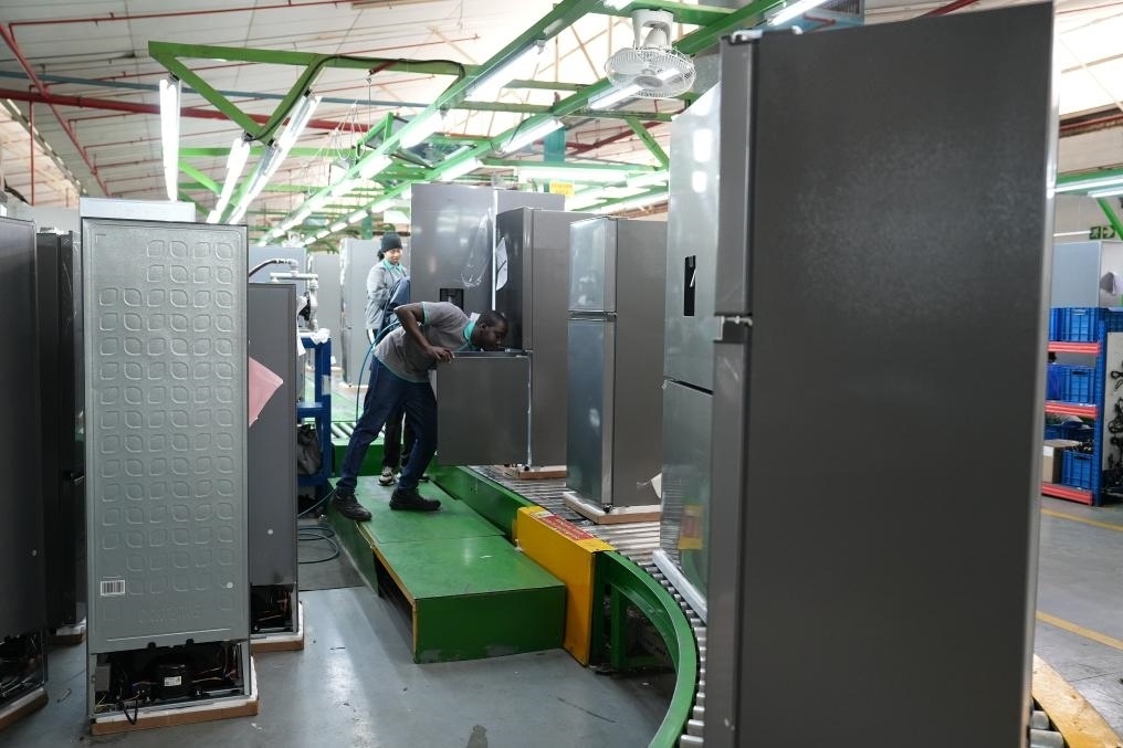 8月14日，在南非開普敦，當(dāng)?shù)貑T工在海信南非工業(yè)園的冰箱生產(chǎn)線上工作。新華社記者王雷攝