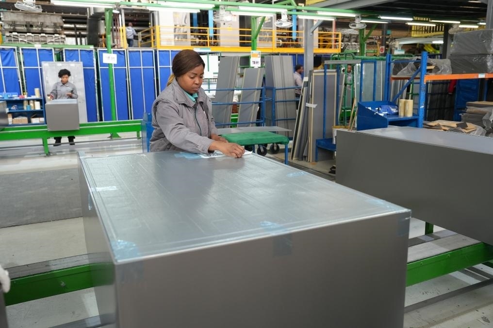 8月14日，在南非開普敦，當(dāng)?shù)貑T工在海信南非工業(yè)園的冰箱生產(chǎn)線上工作。新華社記者王雷攝