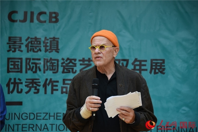 瑞典藝術(shù)家托比恩·卡爾斯博致辭。人民網(wǎng)記者 殷淼攝