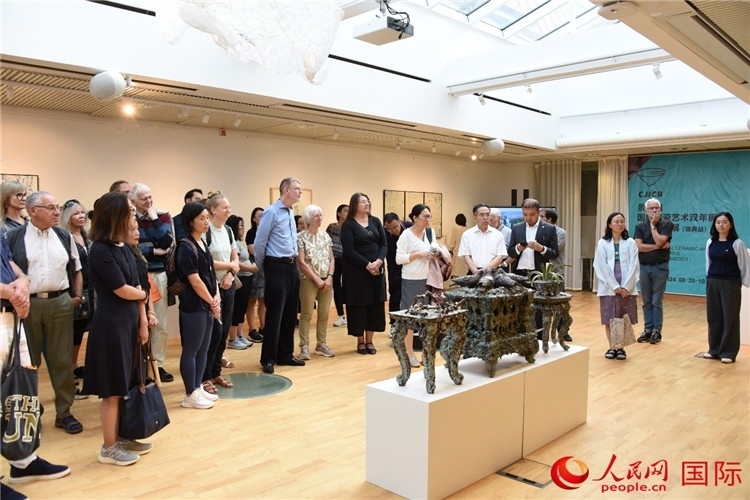 來賓參觀展覽作品。人民網(wǎng)記者 殷淼攝