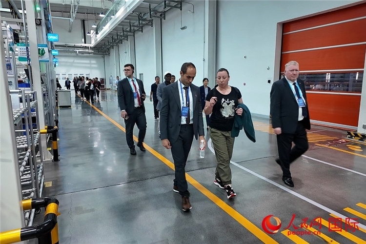 駐華外交官和國際組織駐華代表參觀億華通動力科技有限公司生產(chǎn)車間。人民網(wǎng)記者 方童攝