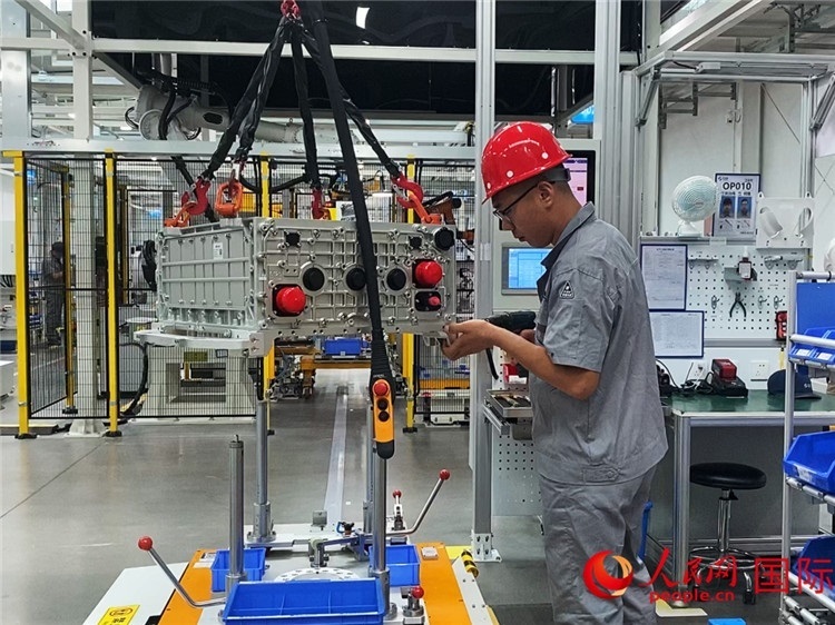 技術(shù)人員進(jìn)行系統(tǒng)化測試。人民網(wǎng)記者 于洋攝