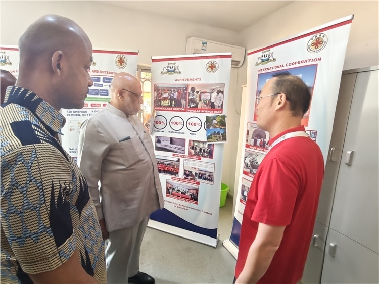 中方專家組組長黃玉政介紹項目進展。專家組供圖