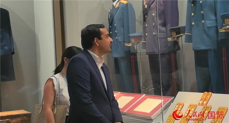 毛里求斯民議會議長阿德里安·夏爾·杜瓦爾參觀中國共產(chǎn)黨歷史展覽館。人民網(wǎng) 鐘文興攝