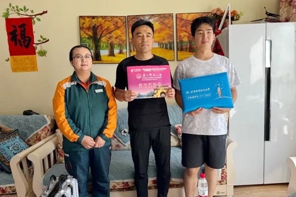 劉傲寒父子收到錄取通知書。北航供圖