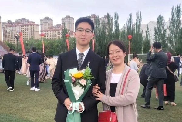 劉傲寒和媽媽合影。北航供圖