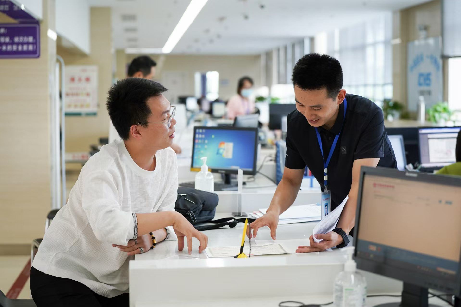 安徽省池州市市民在市政務(wù)服務(wù)大廳辦理業(yè)務(wù)。人民網(wǎng)記者 王銳攝