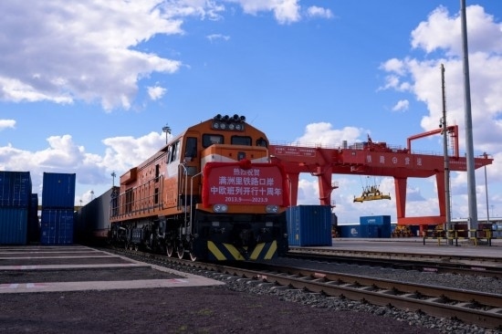 2023年9月20日，一列中歐班列行駛在內(nèi)蒙古滿洲里站貨運(yùn)車間集裝箱場。作為我國向北開放的“橋頭堡”、中歐班列“東通道”的重要口岸，滿洲里鐵路口岸不斷加大中歐班列通道能力建設(shè)，進(jìn)一步提升運(yùn)輸效率和品質(zhì)