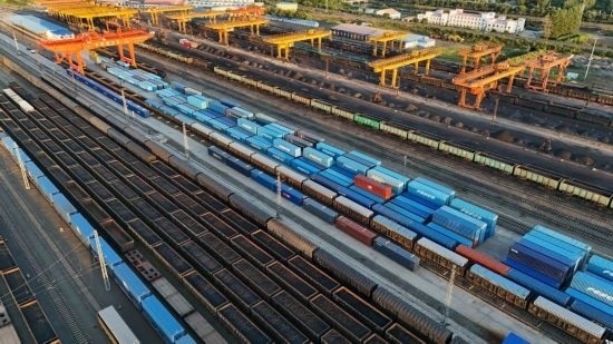 這是2024年8月14日在黑龍江綏芬河鐵路口岸集裝箱換裝場拍攝的集裝箱換裝作業(yè)現(xiàn)場（無人機(jī)照片）。今年前七個月，綏芬河鐵路口岸開行中歐班列573列，運(yùn)量達(dá)55246標(biāo)箱，同比分別增長23%和18%，班列數(shù)量持續(xù)保持高位運(yùn)行。