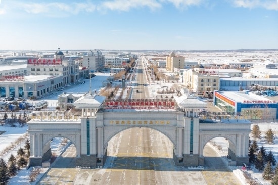 這是2024年1月31日拍攝的中國（黑龍江）自由貿(mào)易試驗(yàn)區(qū)黑河片區(qū)（無人機(jī)照片）。五年來，中國（黑龍江）自由貿(mào)易試驗(yàn)區(qū)將“試驗(yàn)田”種成“高產(chǎn)田”，以全省萬分之三的面積，貢獻(xiàn)了全省約五分之一的實(shí)際使用外資和七分之一的外貿(mào)進(jìn)出口，在對外合作、降低物流成本、培育特色產(chǎn)業(yè)和新業(yè)態(tài)新模式等方面深入探索，成功產(chǎn)出超過300項(xiàng)制度創(chuàng)新成果。