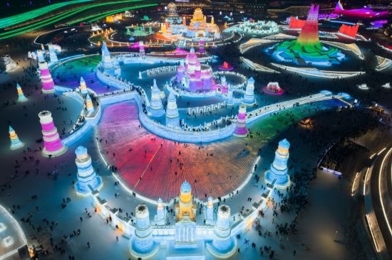 2024年1月1日，來自世界各地的游客在哈爾濱冰雪大世界園區(qū)內(nèi)游玩（無人機(jī)照片）。