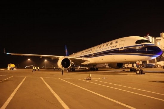 2024年4月24日晚，南航沈陽-法蘭克福CZ8021首航航班在沈陽桃仙國際機(jī)場準(zhǔn)備起飛。這是國內(nèi)航司在東北地區(qū)開通的首條直飛德國定期航線。