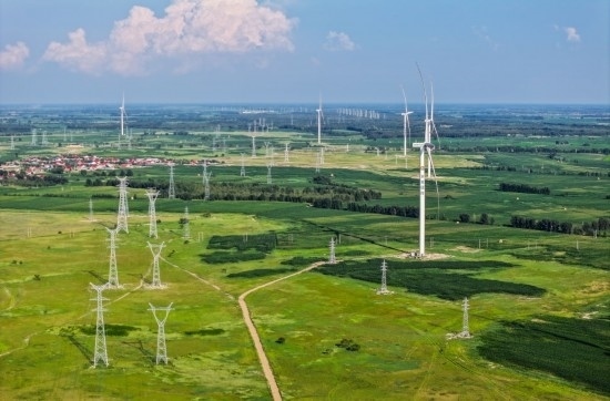 這是2024年7月19日拍攝的內(nèi)蒙古通遼238萬千瓦風(fēng)電項(xiàng)目（無人機(jī)照片）。此項(xiàng)目每年可將75億千瓦時清潔電能經(jīng)扎魯特—青州±800（千伏）直流特高壓外送通道送至山東地區(qū)消納，相當(dāng)于滿足受端地區(qū)超過300萬戶居民家庭用電需求，節(jié)約標(biāo)煤261萬噸，減少二氧化碳排放634萬噸。