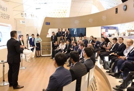 2024年6月26日，嘉賓在第十五屆夏季達(dá)沃斯論壇主會場——遼寧大連國際會議中心參與互動討論。