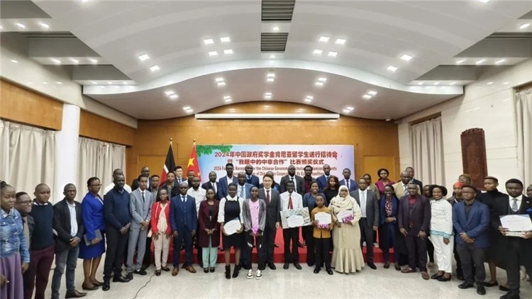 與會嘉賓和留學(xué)生們合影留念。中國駐肯尼亞大使館供圖