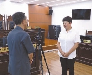 圖為全國(guó)人大代表玉明姬（右）詳細(xì)了解環(huán)境資源審判工作情況。劉思妤 攝