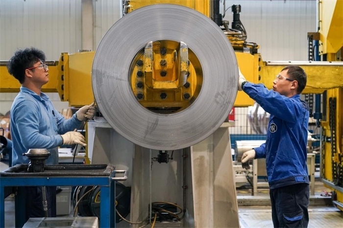 2023年3月16日，工人在位于太倉市高新區(qū)的威爾斯新材料（太倉）有限公司生產(chǎn)車間內(nèi)進(jìn)行加工作業(yè)。新華社記者李博攝