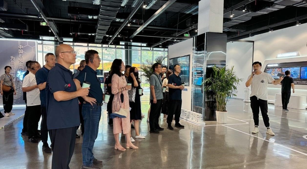 人民網(wǎng)“夢(mèng)幻靈境”AI展演中心講解。人民網(wǎng) 王戰(zhàn)雄攝