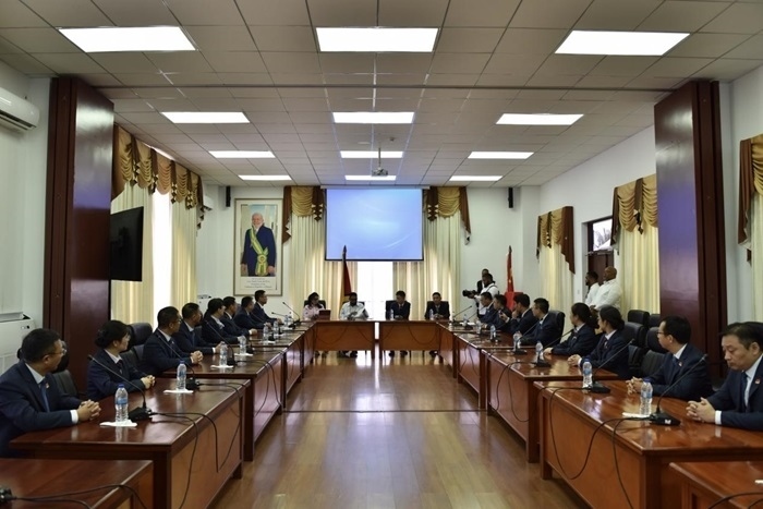 當(dāng)?shù)貢r(shí)間8月20日，圭亞那總統(tǒng)伊爾凡·阿里在圭亞那首都喬治敦鐘阿瑟會(huì)議中心會(huì)見了即將離任的中國（江蘇）第19期援圭亞那醫(yī)療隊(duì)。 中國（江蘇）第19期援圭亞那醫(yī)療隊(duì)供圖