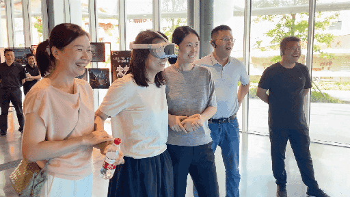 研學(xué)團(tuán)成員正在用VR眼鏡體驗(yàn)。人民網(wǎng) 王戰(zhàn)雄攝