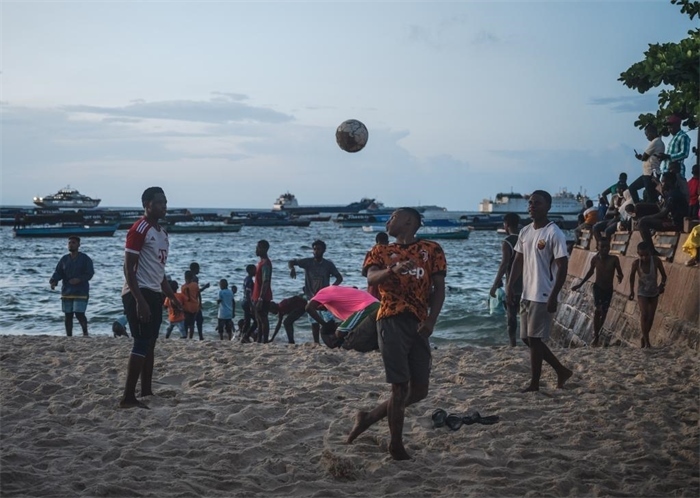 2023年12月31日，人們?cè)谔股Ｄ醽喩＝o巴爾島海濱踢球。新華社記者王冠森攝