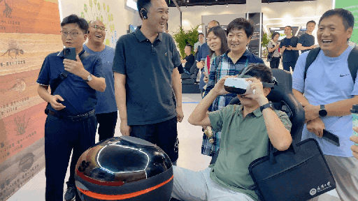 研學(xué)團(tuán)成員正在用VR眼鏡體驗(yàn)。人民網(wǎng) 王戰(zhàn)雄攝