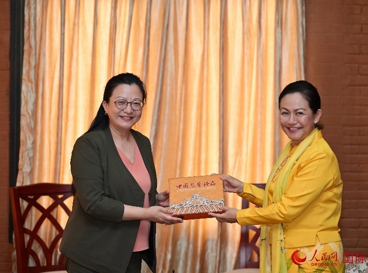 馬珈大使向岱岱楷部長(zhǎng)贈(zèng)送中國(guó)特色紀(jì)念品。人民網(wǎng)記者 謝佳君攝