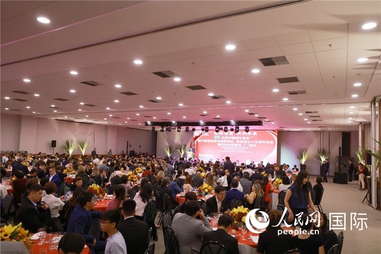 當(dāng)?shù)貢r(shí)間8月24日晚，巴西中國(guó)浙江商會(huì)第六屆理監(jiān)事會(huì)就職典禮在里約熱內(nèi)盧舉行。圖為就職典禮現(xiàn)場(chǎng)。人民網(wǎng)記者 陳海琪攝