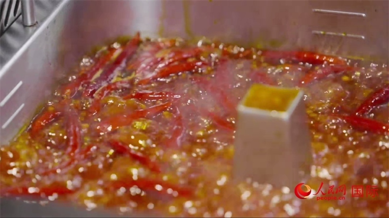 成都麻辣火鍋。人民網(wǎng)記者 張榮攝