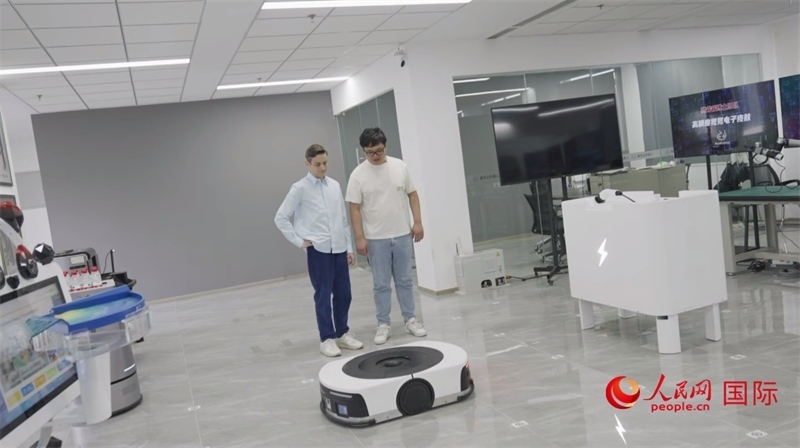 睿樂達機器人充電停車場。人民網(wǎng)記者 張榮攝